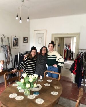 Klára Vytisková Instagram - Tak tohle jsme my. Ségra, máma a já. Ta druhá fotka, řekla bych, že nás vystihuje nejvíc, pořád v pohybu😅 Když dělal @romanvicha tuhle fotku, tak řikal jen “holky už se nehýbejte”🙈😃 My tři jsme se pustily do secondhandu, v jednom momentálně prázdnym bytě u nás ve mlýně. Peníze putují na fond zřízený naší obcí Únětice, na pomoc ukrajinským ženám a dětem. Včera jsme měli otevřeno první den a bylo to skvělý, celý den proudili lidi, holky z ukrajiny vybíraly modely, holky od nás taky a děti si hrály v domě i kolem🎉 Sedělo se, povídalo, pil se Karlův dukát, šampaňský od pana Bohuslava z Únětic (děkujeme!) a šumivé bílé co přinesla Oxana🕊 Máme pocit, že osobní setkávání je v téhle složité době hodně důležité, a proto si taky přijďte udržitelně nakoupit, nebo jen popovídat❤️ Dnes bude druhý den, otevíráme ve tři! Těšíme se na vás, za tým ze mlýna Klára/Tereza/Blahoslava 🙋🏻‍♀️🙋🏻‍♀️🙋🏻‍♀️ #secondhand #mlyn #standwithukraine 👉více info házim do stories✨