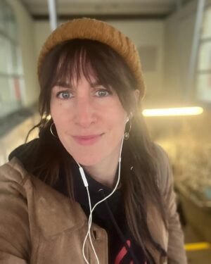 Klára Vytisková Instagram - Zdá se vám někdy že řídíte? Mě docela často… a to v reálu neřídim, ale myslím, že ten pocit, že sedim sama v autě, symbolizuje jistý hranice, který si všichni běhěm života nastavujeme… pojízdný hranice😁 k tomu neřídim 👉 mám řidičák, už od 18ti, ale od tý doby, co jsem projela na Evropský červenou a pak, když jsem to zjistila, zastavila jsem a dala zpátečku, zpět na přechod, řekla jsem si, že řizení neni moje cesta😅 To už je dávno! Jezdim vlakem/busem do studia už dlouho, miluju to, pozoruju lidi, píšu texty, když nestíhalm beru tágo, ale městskou je to jako můstek mezi tím, jakou roli mám doma a jakou ve studiu, to přepnutí, chce čas, hodinka ideál😄 Takže toto jsem já a moje drátový sluchátka na cestě do studia🤗 #righthere #rightnow #studiosession