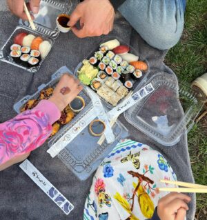 Klára Vytisková Instagram - Ola 5❤️ Chtěla čokoládovej dort s malinama, rudou růži, sushi v parku a pomerančovej džus ze skleničky na nožičce🎉🧚‍♀️💞 #party #olivie #pet #milujeme s @romanvicha
