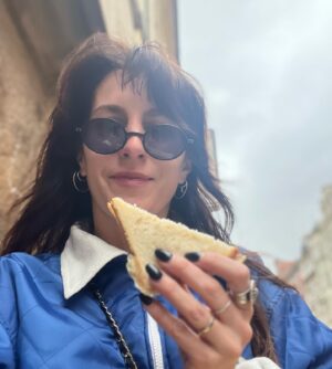 Klára Vytisková Instagram - Narozeninová holka v běhu a ranní toast, kterej mě vždy dá pocit, že je vše oka🫠 39🥳 Lichý čísla upřednostňuju před sudýma, takže tenhle rok bude bomba a příští rok bude party, protože mi bude třicet-deset, jak řiká moje Ola💕 
Děkuju za vaše přání a za krásný reakce na Cesty, do písniček jsem se vypsala, ale projdu si to teď celý s váma a na to se těšim dost, Cesty jsou úvod, začátek vyprávění… příběh na pokračování, další díl už velmi brzo🎉 Pusu😘 K.