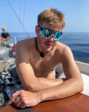 Klas Eriksson Instagram - Vill ni se när jag är rädd och blir sjösjuk? Jaha, vad kul! Ja, men titta då på Över Atlanten på kanal 5 ikväll 21:00 då.
Skepp och hoj! 🌎⚓️
@kanal5sverige @dplayse