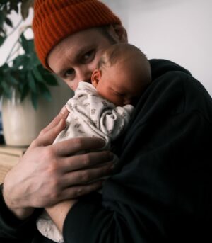 Klas Eriksson Instagram - Välkommen till världen lillebror Nils ❤️

Den 19 mars kom våran son Nils till oss här på jorden. 
Känner en sådan otrolig lycka och tacksamhet för att allt gått så bra och att du äntligen är här med oss och mår bra. 
Även om graviditet och förlossning var kantad av ständig oro och rädsla. 
Min son. Mitt andra barn. Att få höra ditt skrik under födseln är det mest förlösande jag varit med om. En sådan lättnad.
Jag är så tacksam över att vi vågade igen och att vi äntligen fick träffa dig. 
Sorgen efter storasyster Elsa som vi förlorade förra året lever kvar med oss varje dag och ett nytt barn kommer aldrig ersätta ett annat. 
Men efter ett år med oändlig sorg och förtvivlan så känner jag just idag en enorm glädje för att Nils är här i våran lilla familj.
