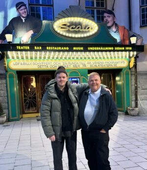 Klas Eriksson Instagram - Jag har bott i Stockholm i 12 år nu. 
Att få min pappa att komma hit och hälsa på har inte alltid varit lätt. Han hatar den här stan. Blir kallsvettig av bara tanken av att vara här. Det är för mycket folk. Han begriper sig inte på hur man kan bo här. Han trivs bättre uppe på en gles fjällrygg uppe i Jokkmokk eller på en tyst golfbana någonstans.
Detta har ju resulterat i att det är allt som oftast är jag som hälsar på pappa. Och det gör jag så gärna.
Men nu har jag sett en drastisk förändring i hans beteende. 
Efter att vi har börjat med våran scenshow på Scala så har gubben varit här och hälsat på 2 gånger på bara några månader. Det är fler gånger än dom senaste 5 åren.
Detta gör mig såklart väldigt glad i hjärtat.
När jag såg honom sitta där stolt i publikvimlet och le så slog det mig. 
Vi kanske måste fortsätta sätta upp fler shower i framtiden så att den här fina trenden med pappa fortsätter.