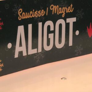 Klô Pelgag Instagram - Lundi c’est enfin le grand retour sur Paris. J’y serai avec mon aligot et mes pots pour terminer ces sept premières dates de façon broilesque. Venez pendant que la vie est là ⚽️⚽️⚽️ (petit emoji de foot pour attirer l’oeil français (allez les bleus)) ❤️‍🔥