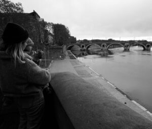 Klô Pelgag Instagram - Toulouse, c’est la première fois que j’ai le temps de visiter un peu. J’adore et j’ai une petite obsession pour les arches. À demain, au Rex! 🌰🎠🏰