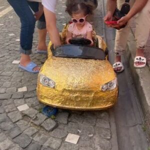 Kobra Murat Instagram - Prenses torunum ceylin alanur şifa sultan mahalle FOLYO DEĞİL KAPALI CARŞIDA GÜMÜŞÇÜ KUPON  GÜMÜŞ SERDATA YAPTIRILDI değil kapalı  akülü arabasıyla mahalle turu yapıyor 2 yaşında oldu torunum rabbim bütün evlatlarımıza sağlıklı mutlu huzurlu mutlu şanslı kısmetli uzun ömürlü hayat eylesin hayatın en güzel gün yıl Asır sene tüm ömürlere dünyanın güzellikleri ile dolsun rabbim onları nazarlardan saklasın inşallah amin kobra murat tan sonsuz sevgiler saygılar selamlar olsun hocaaamm
