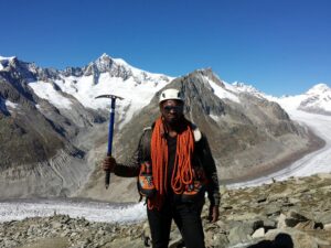 Kodjo Akolor Instagram - Året var 2013 och jag fick möjligheten att besöka schweiz (som jag även då var osäker på hur man skulle uttala det). Som ni kan se så hade jag ett enormt mountain swag som inte har setts på berget sen jag lämnade det. #throwbackthursday #Mountainswag #Axeonfleek