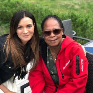 Kodjo Akolor Instagram - Idag handlar inte om gratulationer. Det handlar inte heller om blommor. Utan om att uppmärksamma de orättvisor som fortfarande finns i vårt samhälle och i vår värld. Så idag vill jag uppmärksamma dessa två kvinnor som trots motgångar i sitt liv har nått framgång. I love you and stand by you always ✊🏾#kvinnodagen