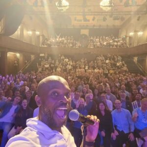 Kodjo Akolor Instagram - MALMÖ!!!! Jag hade så jävla roligt! Hoppas att ni också hade det. Även tack till @tomas.kaminski som var kvällens support. Vi ses imorgon Lund!!! #lättkränktochlångsint