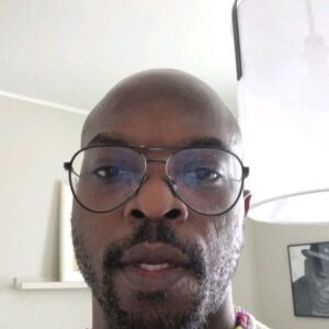 Kodjo Akolor Instagram - Snabb sammanfattning för den som inte hann med. Fick en vinyl från P3. Dansade. Köpte semlor. Dansade. Nu ska jag dra o träna efter det blir det mer dans🕺🏾