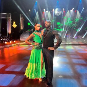 Kodjo Akolor Instagram - Ikväll ska vi bjuda på en sträng tango. Jag tänkte att tango skulle bli enkelt. Men om det är något jag har lärt mig under let's dance så är det följande "If it easy it's not worth doing". Så med det sagt hoppas jag att ni gillar dansen  och även om ni inte gör rösta ändå😁
Ring: 099-41406 
Eller
Sms: KODJO till 72400
#tv4letsdance #Akoloriansassemble #loveyou3000