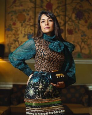 Koel Purie Instagram - This “Revenge” dress by @sabyasachiofficial is a human magnet. 🔥 ♥️

Stylist:
@nehasibalkapoor 
@instarunkapoor 

Photographer: @saurabhbishwas88 
Photography Assistants: @droney & @avoidingbt  
Location: @samode_hotels jaipur