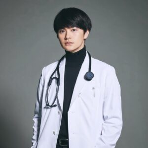 Koji Seto Instagram - 1月からフジテレビで放送するドラマ『院内警察』に出演します。
僕が演じるのは天才外科医、榊原俊介。
彼は何を考えているのか表情から読み取ることが難しく、最初の方は謎だらけだと思います。
話が進むにつれて紐解かれていくので、考察しながら楽しんでいただける役柄だと思います。
彼の表情ひとつひとつが、企んでいるのか、迷っているのか、はたまた喜んでいるのかなど、視聴者の皆さんにどう伝わるのか僕もワクワクしています。
そして、桐谷さんはリリースで「康史とは対立する関係性なので現場では話さないかも」と言っていましたが、めちゃくちゃ気さくに話しかけてくれるし、笑かしてくれる素敵な兄貴です。
僕のことを苗字やフルネームではなく「こうじ」と呼ぶ数少ない人でもあります。
嬉しいのです。
長濱さんはすごく静かな方なのですが、僕の描く絵を見てくれて感想を言ってくれたり、レゴブロックの話で盛り上がってます。笑
同じ九州出身、嬉しいのです。
まだまだ沢山の共演者とこれからお芝居する事になります。
楽しみだ。
まだ少し先ですが、放送をお楽しみに〜