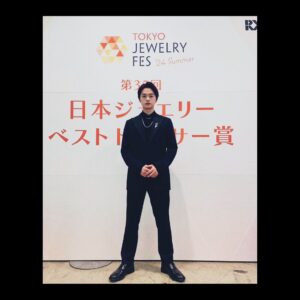 Koji Seto Instagram - 『日本ジュエリーベストドレッサー賞』で特別賞をいただきました。
本当にありがとうございます。
あ！申し遅れました。
パール男子、瀬戸康史です。