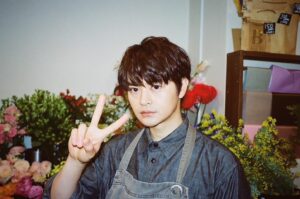 Koji Seto Instagram - TBSで4月からスタートするドラマ『誰が私と恋をした？』に、西公太郎という役で出演します。
お花屋さんです。
お花のパワーをいただいているからか、演じていてハッピーになっている気がします。
その幸せエネルギー？が画面を通して視聴者の方にも伝わればいいなと...
放送をお楽しみに。