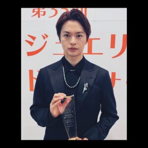 Koji Seto Instagram - 『日本ジュエリーベストドレッサー賞』で特別賞をいただきました。
本当にありがとうございます。
あ！申し遅れました。
パール男子、瀬戸康史です。