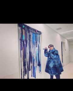 Koji Seto Instagram - そう言えば、暖簾作った。
というか、作ってもらった。
伏見京子さん @kyonchee に。
彼女と知り合ったのは『洋服を長く使っていく事』を目的としたイベントでした。
着れなくなった服を持っていって、新たな輝きを与えてもらいました。
ほんとお洒落で、こっちの創作意欲も湧く。
僕が言ったことをカタチにしてくれる。
めちゃくちゃ面白いです。
そんなわけで、暖簾もこんな感じに。
着れなくなった服たちも、まさか暖簾になるとは思っていなかったでしょう...笑