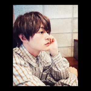 Koji Seto Instagram - ほんと、毎日があっという間に過ぎていく。
『くる恋』の撮影が全て終了したら、次は舞台『A Numberー数』の稽古。
今回の話は堤真一さん演じる父と、僕演じる息子たちの2人芝居。
息子たち...そうです。
僕はクローンの息子たち3役を演じます。
顔、遺伝子は同じだけど、育った環境などでこんなにも違う人間になるんですね。まぁ、当たり前か。
家族の絆を描きながら、自分とは何なのかを感じさせられる作品です。
僕は戯曲を読んで自分に自信を持とうと思ったし、自分を大切にしようと思いました。
自分を好きになれる作品かな。
偶然にも、『くる恋』と似たようなメッセージがある作品だっていう...
人生、面白いっすね。
是非劇場で観てほしい。
チケット先行申し込みが6/2までです。
お急ぎを！！！
