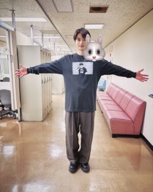 Koji Seto Instagram - オフィシャルグッズ『せともの2024』
予約受付が5/27までです。
お急ぎを。
詳しくはストーリーのリンクから！

174cm男性。Lサイズ着用だとロンTこんな感じです。