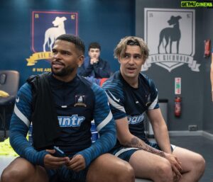 Kola Bokinni Instagram - Ted Lasso episode 5 out now! Without spoiling anything I can safely say the team sits down in the locker room 🔵🔴

  written by the formidable @reallyjamielee 

#tedlasso #seasonthree @appletvplus