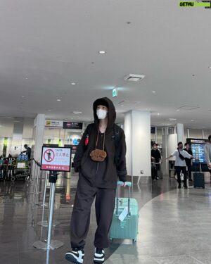 Kondo Yohdi Instagram - あの大人気グループDarli'aの
近藤耀司が来日！GUのパーカーと
スウェットパンツのセットアップに
トイプードルのポーチが可愛いと話題！

#空港ファッション #공항패션
