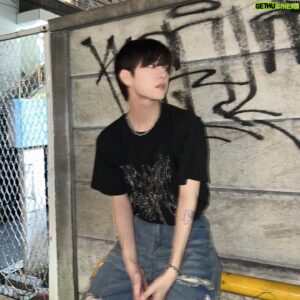 Kondo Yohdi Instagram - いきなり肌寒くなってきたね。
体調崩さないように気をつけて〜

俺は最近牛乳にハマってて
よく買うんだけどなかなか忙しくて
飲むの忘れてて賞味期限やばくて
今日1日でおっきい紙パックのやつ
全部飲んだよ。約1リットル。

これで身長伸びるといいなぁ〜

今回の投稿もコメント返すよ
いつも皆、本当にありがとう〜

#ジャグアタトゥー #ダメージデニム
#ボーイズグループ #メンズアイドル 
#メンズファッション #フィルムカメラ
#メンズヘア #mensfashion 
#love #fashion #followme #selfie
#일상 #데일리 #좋아요 #팔로우 #카메