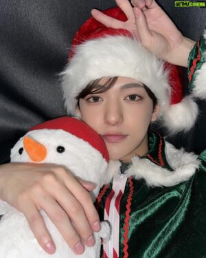 Kondo Yohdi Instagram - 🎄ちょっと遅くなったけどメリクリ集
たくさんコスプレして楽しかったな〜
皆はサンタさんに何もらったかな？
俺はサンタさんからアンハニに愛されるという
最高のプレゼントをもらったよありがとう。

何枚目が好きかコメントで教えてね🫶