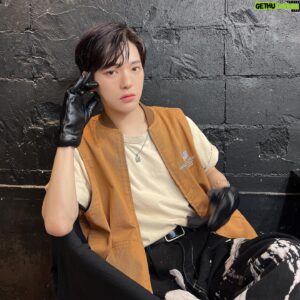 Kondo Yohdi Instagram - 雨降ってるねー嫌だなぁー

さて今日は7月のD&Hの衣装っ
毎月メンバーがWEGOの商品を使って
プロデュースするんだけども、
この月は俺が皆をコーディネート。
テーマは90sくらいのアメリカ🇺🇸
一人一人考えるの大変だったけど
楽しかったよ。どうだったかなぁ？

9月のD&Hは駿太プロデュース！
楽しみだなぁー。28日皆、来てね

あっ、この投稿もコメント返すよ。
皆いつもコメントありがとう！
ちなみに1人1つだと嬉しいかも！

#90s #90年代 #ボーイズグループ
#メンズファッション #フィルムカメラ
#メンズヘア #mensfashion 
#love #fashion #followme #selfie
#일상 #데일리 #좋아요 #팔로우 #카메