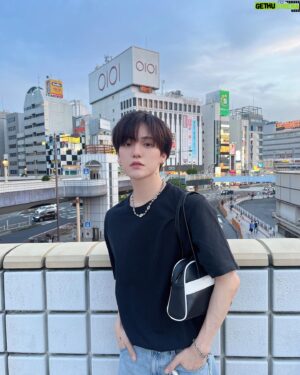 Kondo Yohdi Instagram - これは、7月3日の写真で
上野に行った日です！！

ちなみに俺今年の夏のテーマは
オフの日の芸能人なので
無地の白Tと黒Tを愛用しました。

だから投稿無地T多いかもだけど
許してください！芸能人なので！！

今回もコメント返すよ。偉いね。

沢山の人にLIVE来て欲しいからねー

#黒tシャツ #ボーイズグループ
#タトゥーシール #フィルムカメラ
#love #fashion #followme #selfie
#일상 #데일리 #좋아요 #팔로우 #카메