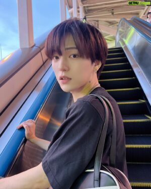 Kondo Yohdi Instagram - これは、7月3日の写真で
上野に行った日です！！

ちなみに俺今年の夏のテーマは
オフの日の芸能人なので
無地の白Tと黒Tを愛用しました。

だから投稿無地T多いかもだけど
許してください！芸能人なので！！

今回もコメント返すよ。偉いね。

沢山の人にLIVE来て欲しいからねー

#黒tシャツ #ボーイズグループ
#タトゥーシール #フィルムカメラ
#love #fashion #followme #selfie
#일상 #데일리 #좋아요 #팔로우 #카메