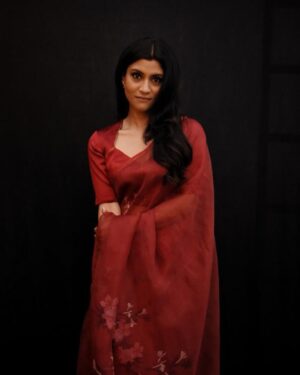 Konkona Sen Sharma Instagram - Swathi Shetty - Shady Lady ♥️♥️
#killersoup 

Styled by @damini_styles
Saree: @raw_mango Jewellery: @aulerthofficial 
Bag: @ornatte.in @ascend.rohank
Makeup: @seldon_makeup 
Hair: @nimishashah210 
Photographer: @pehelaggarwal
Manager: @urvashizala