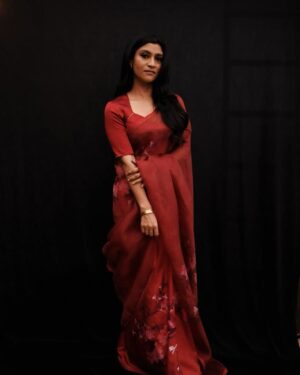 Konkona Sen Sharma Instagram - Swathi Shetty - Shady Lady ♥️♥️
#killersoup 

Styled by @damini_styles
Saree: @raw_mango Jewellery: @aulerthofficial 
Bag: @ornatte.in @ascend.rohank
Makeup: @seldon_makeup 
Hair: @nimishashah210 
Photographer: @pehelaggarwal
Manager: @urvashizala