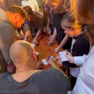 Konstantin Solovyov Instagram - Вчера была уникальная возможность пообщаться с такими звездами, как Константин Соловьев, Александр Наумов и Михаил Дорожкин. 

Артисты приехали с комедийным спектаклем «Сниму квартиру»

Очень захотелось показать, как люди став звездами- остаются такими простыми и открытыми людьми. Просто не передать те эмоции, которые мы вчера все получили от общения с ними. Столько положительной энергии и любви к людям 🙏 Ведь все хотели сделать фото и получить автограф. 

И вы такие терпеливые, настоящие и крутые @mr._solovyov @mikhaildorozhkin Александр Наумов. 
Побывав на многих встречах с различными звездами- эта встреча самая незабываемая! 
Я как человек очень общительный- успела пошутить пока делали фото, на одной волне в общем 🤪
Вы навсегда в наших 🧡🧡

Благодарю наш любимый @kidspatrul_irk за такие возможности 😎

И конечно же хотелось отметить яркую и неотразимую Юлечку @j_b38 , которая все эти встречи организует 👌Ты просто 🧚‍♀️