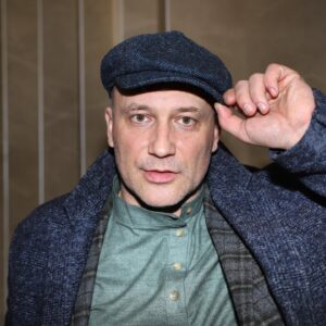 Konstantin Solovyov Instagram - Есть замечательная пословица: «Каждый хочет иметь друга, но не каждый хочет им быть». Сейчас всё чаще мы хотим «иметь». «Хочу ребёнка» — вместо «хочу быть матерью», «хочу иметь мужа» — вместо «хочу быть женой» и т. п. За этими тонкостями языка стоит отношение человека к жизни, его девиз: или — я для кого-то, или — кто-то для меня... В своём желании иметь мы ломаем жизни, разбиваем сердца — и страдаем от одиночества... «Человеку обладающему» всегда будет мало того, что есть. Мало денег, мало власти, мало одной жены, мало друзей, мало веселья, мало самого себя. Потребитель, не имея собственной сути, состоит из того, чем он обладает.