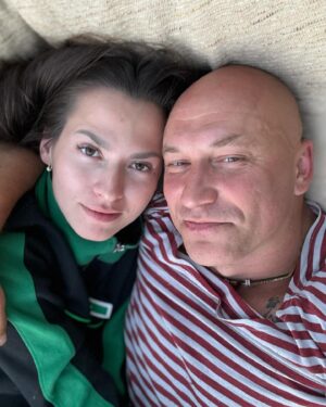 Konstantin Solovyov Instagram - Если тебе к человеку хочется подойти со спины и обнимать долго-долго, то ты можешь смело с ним жить. 

Нежность — вот что самое главное в любви. Зачем ему нужна будет твоя внешность и твои модные одёжки, если он тебя на ощупь помнит? Это как со своим ребенком — один раз к груди прижмёшь, и уже ни с кем не спутаешь. 

И плевать тебе на его глаза, руки и ноги.
