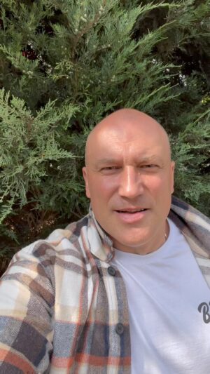 Konstantin Solovyov Instagram - Ваш ребенок мастерски закатывает глаза, выразительно вздыхает, мечтает стать медийной личностью? Помогите таланту развиваться дальше. Отправьте его летом в лагерь ГЕРОИ на театральную смену «Главный Герой»!

Театральная смена — это искусство общения. Независимо от того, будет ваш ребенок актером или нет, он однозначно станет более адаптированным к жизни. Научиться презентовать себя, говорить уверенно. Прокачает креативное мышление. Ваш ребенок станет добиваться своих целей через эффективные коммуникации.

Успейте попасть на театральные смены «Главный Герой» под руководством актера театра и кино, художественного руководителя театральной студии «Мастер» Николая Иванова.

Отличная новость, на театральные смены можно с 8 лет!

Больше информации на странице @heroesclub_msk или у менеджера по номеру WhatsApp  7964-583-31-83, Марина.

Также программа, условия проживания, стоимость смен размещены на сайте https://heroescamp.ru/camp/glavnyi-geroi