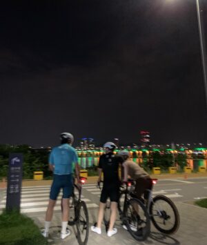 Koo Ja-sung Instagram - 야간 라이딩🚴‍♂️
흐릿흐릿