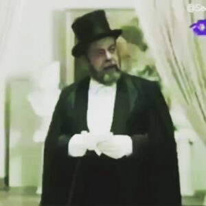 Koorosh Tahami Instagram - استاد جان عزیز
بالاخره اونروزی
 که دعا میکردیم
نرسد، رسید...
خدا میداند چقدر غمگینم...
خدا میداند چقدر دوست داشتم
بیشتر میتوانستم در خدمت شما باشم...
خدا میداند از این به بعد چقدر جایتان خالیست...
به قول جناب ایرج میرزا:
قدر استاد نکو دانستن
حیف استاد به من یاد نداد
لحظه لحظه خاطره دارم از
کنارتان بودن... چقدر میشد
از شما زندگی آموخت و حالا افسوس...
از دست دادن حضورتان جبران ناپذیر است
چون شما قطعه ای زیبا از هنر این مملکت بودید
و خواهید بود. هر چند قدرتان دانسته نشد...
روحتان قرین آرامش و امنیت خداوندی و 
جایتان همیشه در دلهامان سبز
خداحافظ استاد🙏❤🌹🙏
سام عریزم خودت میدانی که چقدر
با تو و مادر بزرگوارت در این غم همدردم
خدا به هممون صبر عطا کند🙏🌹
#کورش_تهامی
#کوروش_تهامی
#استاد_جمشید_مشایخی
#جمشید_مشایخی
#جمشید_خان_مشایخی
#کمال_الملک
#هزاردستان
#سوته_دلان
لطفا ورق بزنید و با اندکی از خاطره هایی
که ایشان ساختن تجدید دیدار کنین...
@jamshidmashayekhi1
@sam_mashayekhi6