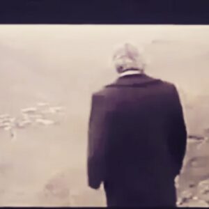 Koorosh Tahami Instagram - استاد جان عزیز
بالاخره اونروزی
 که دعا میکردیم
نرسد، رسید...
خدا میداند چقدر غمگینم...
خدا میداند چقدر دوست داشتم
بیشتر میتوانستم در خدمت شما باشم...
خدا میداند از این به بعد چقدر جایتان خالیست...
به قول جناب ایرج میرزا:
قدر استاد نکو دانستن
حیف استاد به من یاد نداد
لحظه لحظه خاطره دارم از
کنارتان بودن... چقدر میشد
از شما زندگی آموخت و حالا افسوس...
از دست دادن حضورتان جبران ناپذیر است
چون شما قطعه ای زیبا از هنر این مملکت بودید
و خواهید بود. هر چند قدرتان دانسته نشد...
روحتان قرین آرامش و امنیت خداوندی و 
جایتان همیشه در دلهامان سبز
خداحافظ استاد🙏❤🌹🙏
سام عریزم خودت میدانی که چقدر
با تو و مادر بزرگوارت در این غم همدردم
خدا به هممون صبر عطا کند🙏🌹
#کورش_تهامی
#کوروش_تهامی
#استاد_جمشید_مشایخی
#جمشید_مشایخی
#جمشید_خان_مشایخی
#کمال_الملک
#هزاردستان
#سوته_دلان
لطفا ورق بزنید و با اندکی از خاطره هایی
که ایشان ساختن تجدید دیدار کنین...
@jamshidmashayekhi1
@sam_mashayekhi6