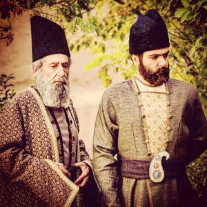 Koorosh Tahami Instagram - استاد جان عزیز
بالاخره اونروزی
 که دعا میکردیم
نرسد، رسید...
خدا میداند چقدر غمگینم...
خدا میداند چقدر دوست داشتم
بیشتر میتوانستم در خدمت شما باشم...
خدا میداند از این به بعد چقدر جایتان خالیست...
به قول جناب ایرج میرزا:
قدر استاد نکو دانستن
حیف استاد به من یاد نداد
لحظه لحظه خاطره دارم از
کنارتان بودن... چقدر میشد
از شما زندگی آموخت و حالا افسوس...
از دست دادن حضورتان جبران ناپذیر است
چون شما قطعه ای زیبا از هنر این مملکت بودید
و خواهید بود. هر چند قدرتان دانسته نشد...
روحتان قرین آرامش و امنیت خداوندی و 
جایتان همیشه در دلهامان سبز
خداحافظ استاد🙏❤🌹🙏
سام عریزم خودت میدانی که چقدر
با تو و مادر بزرگوارت در این غم همدردم
خدا به هممون صبر عطا کند🙏🌹
#کورش_تهامی
#کوروش_تهامی
#استاد_جمشید_مشایخی
#جمشید_مشایخی
#جمشید_خان_مشایخی
#کمال_الملک
#هزاردستان
#سوته_دلان
لطفا ورق بزنید و با اندکی از خاطره هایی
که ایشان ساختن تجدید دیدار کنین...
@jamshidmashayekhi1
@sam_mashayekhi6