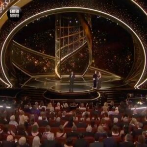 Koorosh Tahami Instagram - توضيحى ندارم جز اينكه
بگم بارها ميشه اين يك دقيقه
زيبا رو نگاه كرد. بايد به چنين
سلوكى غبطه خورد. جالب اينكه
اين اونوريا كه تو اين جور چيزا
ادعاشون خيلى كمتر از ما اينورياست،
بسیار بيشتر از ما درگير اين بخشهاى
انسانى و نگاه هاى زيباى زندگى ميشن
نظر شما چيه...
#كورش_تهامى 
#كوروش_تهامى
#اسكار
#خوآكين_فينيكس
#جوكر#ژوكر
#joker