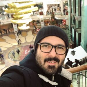 Koorosh Tahami Instagram - " نیمی از مردم افرادی هستند که 
چیزهایی برای گفتن دارند ولی قادر
به بیان آن نیستند و نیمی دیگر افرادی
هستند که چیزی برای گفتن ندارند اما مدام
در حال حرف زدن هستند..." رابرت فراست
#کورش_تهامی 
#کوروش_تهامی