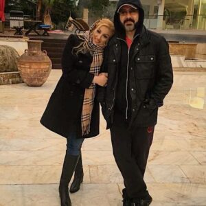 Koorosh Tahami Instagram - تو دلگرمی همه روزهای زندگی منی
و توئی که رنگین میکنی لحظه های عمرم را....
خواستم بدانی من بی تو اصلا هیچ است و 
این تو بودی که من بودن را برایم معنا کردی❤
تولدت صد بار مبارک عزیزتر از جان😍🎂
چشم بد همیشه از وجودت دور 🙏