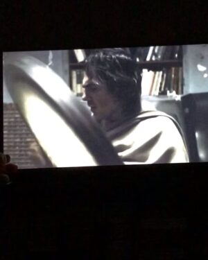 Koorosh Tahami Instagram - بلاخره#فيلم_سينمايى
#تنها_در_چند_دقيقه_سكوت 
به كارگردانى خانم:#بهاره_صادقى_جم
بعد از حدود چهار، پنج سال بصورت
#دى_وى_دى وارد بازار شد.#فيلم بسيار متفاوتى كه با سرمايه شخصى ساخته شده
و با وجود اينكه اولين ساخته كارگردانش
است، ولى پخته تر از اولين كار
به نظر ميرسد. خسته نباشيد به وحيد اشترى
عزيز و همه دوستان عزيز همكارم در اين
فيلم و"البته به كسانى كه بعد از اينهمه سال
تشخيص دادند جهت فيلم بايد تغيير كنه و
در ضمن در سينما هم پخش نشه!"🧐
(البته من در هنگام ديدن فيلم، نور رو كامل گرفتم و فضا رو سينمايى كردم)
ورق بزنين و هر دو كلیپ رو ببينين
#كورش_تهامى
#كوروش_تهامى
#مينا_ساداتى
#بابك_حميديان
