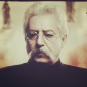 Koorosh Tahami Instagram - استاد جان عزیز
بالاخره اونروزی
 که دعا میکردیم
نرسد، رسید...
خدا میداند چقدر غمگینم...
خدا میداند چقدر دوست داشتم
بیشتر میتوانستم در خدمت شما باشم...
خدا میداند از این به بعد چقدر جایتان خالیست...
به قول جناب ایرج میرزا:
قدر استاد نکو دانستن
حیف استاد به من یاد نداد
لحظه لحظه خاطره دارم از
کنارتان بودن... چقدر میشد
از شما زندگی آموخت و حالا افسوس...
از دست دادن حضورتان جبران ناپذیر است
چون شما قطعه ای زیبا از هنر این مملکت بودید
و خواهید بود. هر چند قدرتان دانسته نشد...
روحتان قرین آرامش و امنیت خداوندی و 
جایتان همیشه در دلهامان سبز
خداحافظ استاد🙏❤🌹🙏
سام عریزم خودت میدانی که چقدر
با تو و مادر بزرگوارت در این غم همدردم
خدا به هممون صبر عطا کند🙏🌹
#کورش_تهامی
#کوروش_تهامی
#استاد_جمشید_مشایخی
#جمشید_مشایخی
#جمشید_خان_مشایخی
#کمال_الملک
#هزاردستان
#سوته_دلان
لطفا ورق بزنید و با اندکی از خاطره هایی
که ایشان ساختن تجدید دیدار کنین...
@jamshidmashayekhi1
@sam_mashayekhi6