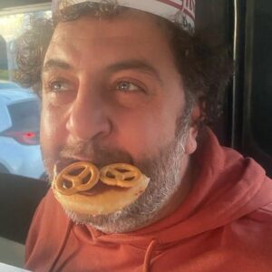 Korhan Herduran Instagram - Şaşırt Beni! Bu oyun kişisel tarihimdeki yeri çok ayrı bir oyundu. Hayatın “meslekten vazgeçtim” dediğim yerde, beni alıp tekrar hikayenin en başından başlatıp, tiyatroyla yeniden yoğurmasıydı. Ömrümüze ömür kattı. Oyuna, oyunculuğa, sanata yeniden dört elle sarılma sebebimiz oldu. Ne pandemiler ne ekonomik krizler ne hayat dertleri atlatırken birbirimize sarıldığımız yuva oldu @modernmuziptiyatro bize. Benim çok kıymetli dostlarım, abilerim, ablalarım, kardeşlerim. Çok ama çok seviyorum bizi. Bize yakışan bir son oldu şükürlerce🙏🏻✨ En kısa zamanda yenilerde buluşalım 🥂😘🤲🏻