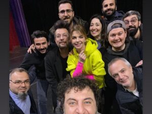 Korhan Herduran Instagram - Şaşırt Beni! Bu oyun kişisel tarihimdeki yeri çok ayrı bir oyundu. Hayatın “meslekten vazgeçtim” dediğim yerde, beni alıp tekrar hikayenin en başından başlatıp, tiyatroyla yeniden yoğurmasıydı. Ömrümüze ömür kattı. Oyuna, oyunculuğa, sanata yeniden dört elle sarılma sebebimiz oldu. Ne pandemiler ne ekonomik krizler ne hayat dertleri atlatırken birbirimize sarıldığımız yuva oldu @modernmuziptiyatro bize. Benim çok kıymetli dostlarım, abilerim, ablalarım, kardeşlerim. Çok ama çok seviyorum bizi. Bize yakışan bir son oldu şükürlerce🙏🏻✨ En kısa zamanda yenilerde buluşalım 🥂😘🤲🏻