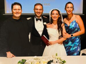 Korhan Herduran Instagram - Canım kardeşim @ismailoral ve ailemizin biricik yeni gelini @nazlipinarkaya ‘nın en mutlu günleri bir postu hak ediyordu. Çünkü onlar gördüğüm en iyi çiftler ve bu eşsiz hatıramızı görmenizi istedim🧿🪬 “Not: Son fotoğraf kurgu değildir. Ayrıca beni bu güzelliklerine şahit ettikleri anın fotoğrafında yüzümü kestim çünkü manasız hüzünlüyüm😂” Çoook mutlu olun, hep birlikte çook daha mutlu ve büyük bir aile olalım. Sizi çok seviyorum🌹