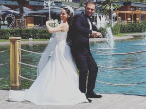 Korhan Herduran Instagram - Canım kardeşim @ismailoral ve ailemizin biricik yeni gelini @nazlipinarkaya ‘nın en mutlu günleri bir postu hak ediyordu. Çünkü onlar gördüğüm en iyi çiftler ve bu eşsiz hatıramızı görmenizi istedim🧿🪬 “Not: Son fotoğraf kurgu değildir. Ayrıca beni bu güzelliklerine şahit ettikleri anın fotoğrafında yüzümü kestim çünkü manasız hüzünlüyüm😂” Çoook mutlu olun, hep birlikte çook daha mutlu ve büyük bir aile olalım. Sizi çok seviyorum🌹