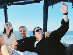 Korhan Herduran Instagram - Canım kardeşim @ismailoral ve ailemizin biricik yeni gelini @nazlipinarkaya ‘nın en mutlu günleri bir postu hak ediyordu. Çünkü onlar gördüğüm en iyi çiftler ve bu eşsiz hatıramızı görmenizi istedim🧿🪬 “Not: Son fotoğraf kurgu değildir. Ayrıca beni bu güzelliklerine şahit ettikleri anın fotoğrafında yüzümü kestim çünkü manasız hüzünlüyüm😂” Çoook mutlu olun, hep birlikte çook daha mutlu ve büyük bir aile olalım. Sizi çok seviyorum🌹